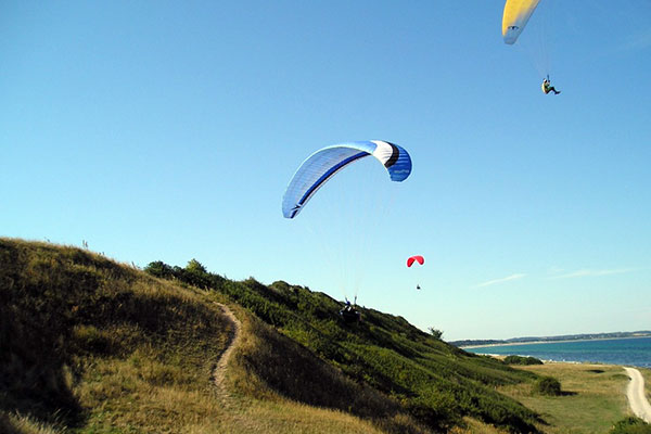 Paragliding ved stranden