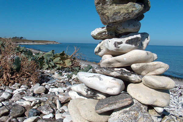 Leg med sten ved stranden