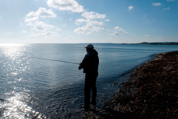 Lystfisker på stranden