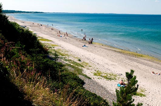 Udsigt langs stranden