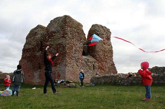 Leg ved Kalø Slotsruin